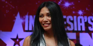 Anggun Kecam Ahmad Dhani Pakai Seragam Nazi