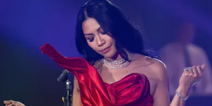 Anggun Tampil Memukau dengan Gaun Merah di SNADA Indonesia 2026