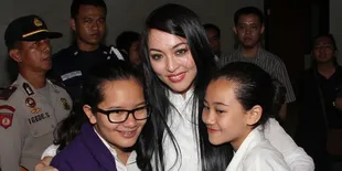Angie Ajak Reza Awasi Perkembangan Zahwa dan Aaliyah