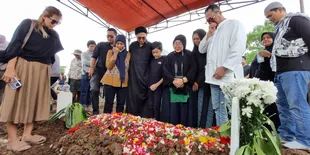 Anji Antarkan Ayahnya Hingga ke Tempat Peristirahatan Terakhir