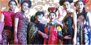 Anne Avantie Gabungkan Dua Budaya di Kampoeng Imlek Mal Taman Anggrek