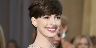 Anne Hathaway Sabet Oscar Pertamanya