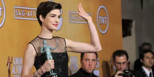 Anne Hathaway Sampaikan Pidato Kemenangan SAG Awards Dengan Emosional