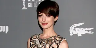 Anne Hathaway Tampil Berbalut Gaun Emas
