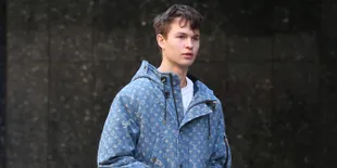 Ansel Elgort Posting Foto Telanjang untuk Donasi Virus COVID-19