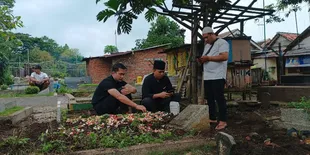 Antarkan Mendiang Ibunda ke Tempat Peristirahatan Terakhir, Eza Gionino Tak Kuasa Menahan Tangis