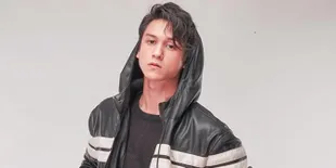 Antonio Blanco Jr 'BUKU HARIAN SEORANG ISTRI' Tunjukkan Sisi 'Penikmat Senja', Duduk Santai Menatap Pemandangan Kota