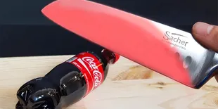 Apa Jadinya Kalau Botol Coca Cola Diiris Dengan Pisau Panas?