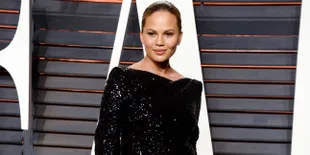 Area Intim Jadi Bahan Tontonan di AMA, Chrissy Teigen Minta Maaf