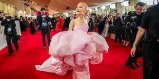 Ariana Grande Tersentuh Saat Memegang Tongkat Glinda Asli dari The Wizard of Oz 1939