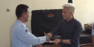 Ariel Mengecat Rambutnya Lagi