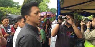 Ariel NOAH Hadiri Pemakaman Ashraf Sinclair, Dekati Liang Lahat &#38; Ikut Berdoa