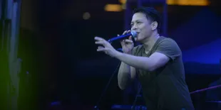 Ariel NOAH Nyanyi Live 'Mungkin Nanti' Versi Jepang, Buat Penonton Terkesima