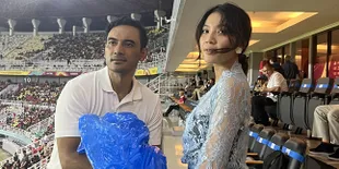 Ario Bayu dan Gadis Kresek Bersih-Bersih Stadion Usai Pertandingan Timnas Indonesia Melawan Maroko