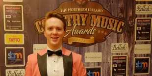 Arti dan Makna Lagu Memories Are Pictures Andrew McMurdie yang Terjebak dalam Ingatan