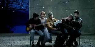 Arti dan Makna Lagu Kiss Me - Sixpence None The Richer, Kisahkan tentang Cinta Sederhana yang Romantis