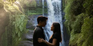 Arti Mimpi Pergi ke Air Terjun Bersama Pacar: Tafsir Psikologi, Spiritual, Islam, dan Primbon Jawa