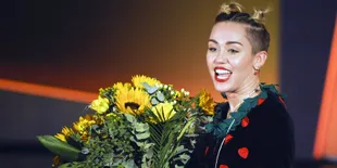 Artis Ini Ingin Hadiahi Miley Cyrus Mainan Seks!