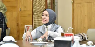 Artis Senior Chintami Atmanagara Bagi-Bagi Rezeki untuk Para Pelaku UMKM