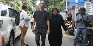 Ashraf Sinclair Meninggal, Melly Goeslaw Sampaikan Dukacita Mendalam