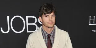 Ashton Kutcher - Mila Kunis Unjuk Kemesraan di Lapangan Football