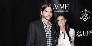 Ashton Kutcher Tunangan, Bagaimana Reaksi Demi Moore?