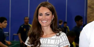 Ups! Sepatu Kate Middleton Tersangkut Penutup Got