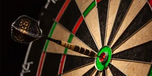 Asyik Main Dart, Gadis Ini Hampir Kehilangan Penglihatannya
