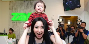 Asyik Main Lipstik, Muka Baby Gempi Jadi Belepotan