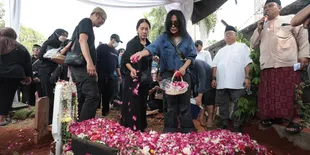 Atiek CB Hadiri Pemakaman Doddy Katamsi, Sebut Almarhum 'The Best Vocal Coach'