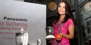 Atiqah Hasiholan Ungkap Tips Tetap Tampil Cantik di Bulan Puasa