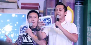 Augie Fantinus Rayakan Akhir Tahun Dengan Bagi-Bagi Hadiah