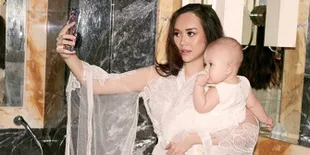 Aura Kasih Unggah Foto Putri Bulenya Saat Pakai Hijab, Cantik dan Nggemesin Banget!