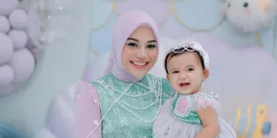 Aurel Hermansyah Cerita Ameena Mulai Suka Dandan, Azura Ucapkan Kata Pertama Mama