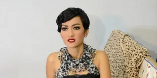 Awali Tahun Baru 2015, Jupe Pilih Belah Duren