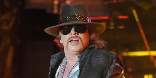 Axl Rose Minta Mawar 2 Lusin