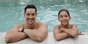 Ayah Idaman, Ini Momen Andrew White Temani Anak Main Skateboard