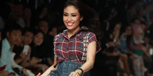 Ayu Dewi dan Presenter Dahsyat Bikin Video Klip