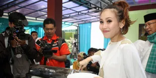 Ayu Ting Ting Ngidam Buah Kecapi dan Manggis