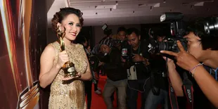 Ayu Ting Ting Persembahkan Awards Untuk Anak