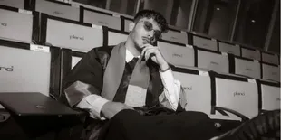 Aziz Hedra Resmi Lulus Kuliah, Siap Fokus Kembali ke Musik