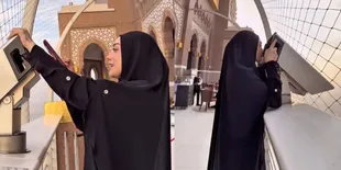 Bagikan Momen Saat Berkunjung ke Tanah Suci, Celine Evangelista Merasa Banyak Bersyukur