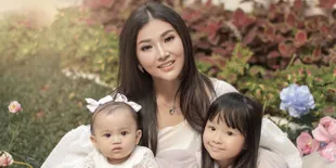 Bahagianya Emak-Emak ala Sarwendah, di Rumah Pakai Daster Sampai Ngurus Anak