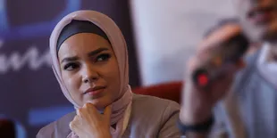 Bahas Rina Nose, Dewi Sandra Cerita Pengalaman Awal-Awal Berhijab