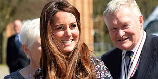 Baju Ini Bikin Kate Middleton Tampak Bersinar