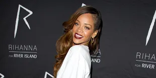 Baju Kedodoran Ini Bikin Rihanna Makin Seksi