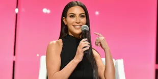 Baju Penuh Lubang, Kim Kardashian Nekat Tak Pakai Celana Dalam