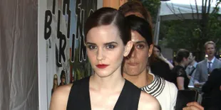 Baju 'Terbelah', Emma Watson Ekspos Punggung Seksi