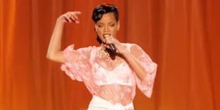 Mendadak Pink, Rihanna Coba Tampil Girly