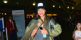 Baju Terlalu Terbuka, Area Intim Rihanna Tertangkap Kamera